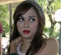 Aura Kasih si Bibir Merah