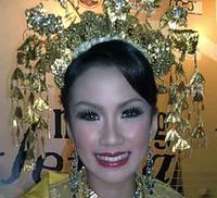 Melanie Putria Bergaya Minang