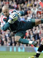 Pepe Reina Disemangati Bikin Gol