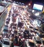  Puluhan Mobil Antre di Gerbang Tol Senayan, Gatsu Macet