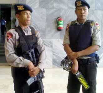 Gegana Sisir Gedung DPR