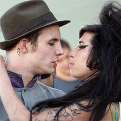 Amy Winehouse Ogah Diceraikan Suami