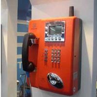 Pengguna Telepon Umum Masih Ada