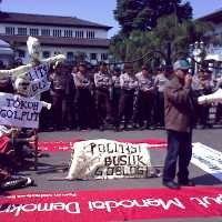 Boneka Sawah Ramaikan Demonstrasi Anti Golput