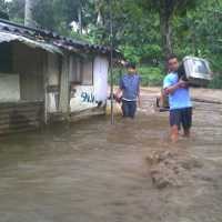 Tiga Motor dan Sepeda Gunung Hanyut Terbawa Arus Sungai
