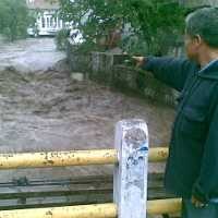 Derasnya Arus Sungai Cikapundung Bikin Jembatan Terasa Bergetar
