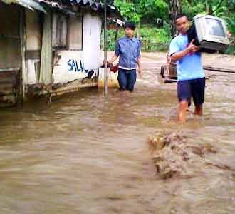 Sungai Cikapundung Meluap