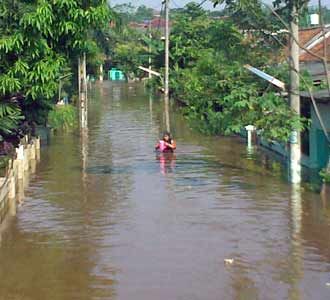 Tanggul Jebol, Komplek Deplu Terendam