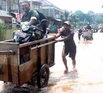 Mengais Rejeki Saat Tanggul Jebol