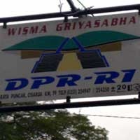 Anggaran Miliaran, Penghasilan Cuma Jutaan