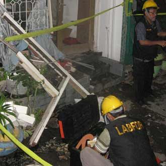 Gegana Selidiki Ledakan di Surabaya