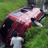 Sopir Dikerjai Mahkluk Halus, Mobil Panther Nyemplung Sungai