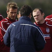 Becks: Jangan Kekang Amarah Rooney 