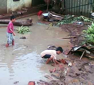 Mencari Ikan di Empang Dadakan