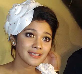 Naysilla Mirdad Bertopi Miring