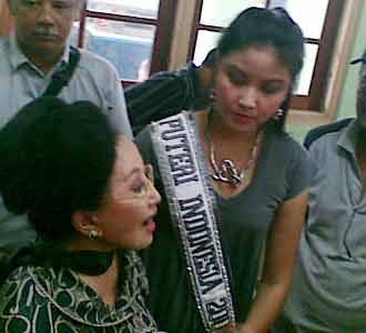 Puteri Indonesia Jenguk Korban Situ Gintung