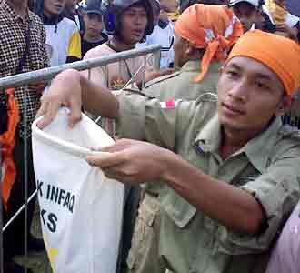 PKS Edarkan Kantung Amal Situ Gintung  