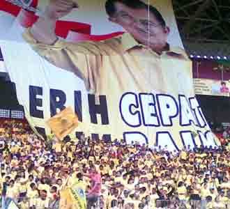 Massa Golkar Penuhi GBK
