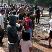 Pedagang Jajanan Ramai-ramai Mengadu Untung di Situ Gintung