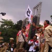 Simpatisan Berebut Jabat Tangan Prabowo