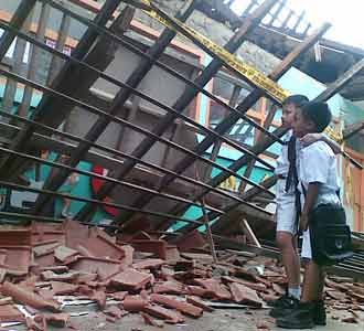 2 Kelas SD Sejahtera Ambruk