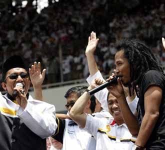 Cokelat & Ipang BIP Hibur Massa PKS