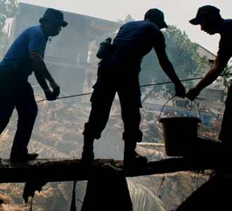 Warga Gintung Bersih-bersih