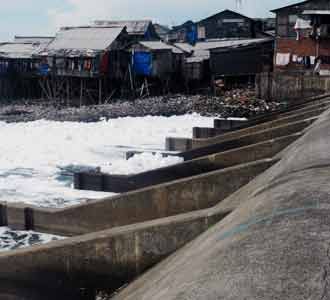 Melihat Kumuhnya Waduk Pluit