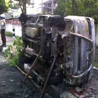 Pick Up Muat Beras di Gresik Terbakar