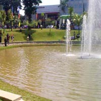 Warga Menunggu Hotspot di Taman Ayodya
