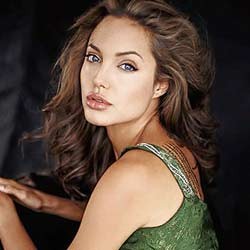 Jolie Kepincut Bocah India Untuk Diadopsi