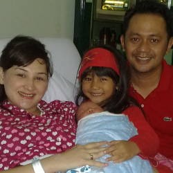 Mona Ratuliu Nangis Melahirkan Caesar