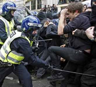Massa Anti G-20 & Polisi Bentrok