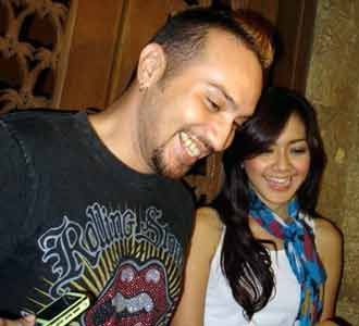 Gary Iskak Mesra Bareng Pacar Baru