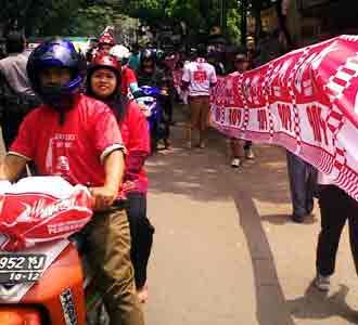 PDP Bentangkan Spanduk 1,6 Kilometer