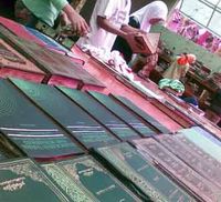 Membersihkan Alquran Korban Air Bah