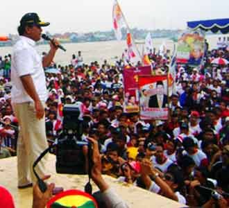 Prabowo Kampanye di Tepi Sungai Musi