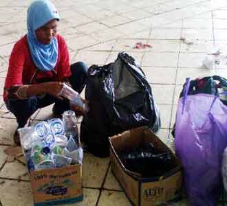 Mengais Rezeki di Lokasi Kampanye Mengais Rezeki di Lokasi Kampanye