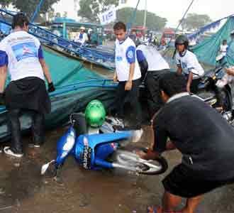 Tenda Partai Demokrat Roboh