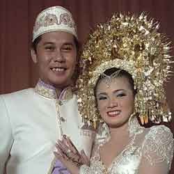 Nirina-Ernest Tak Akan Tunda Momogan