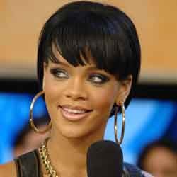 Tabrakan, Rihanna Senyum-senyum