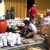 Karyawan Sibuk Menjemur Barang-barang