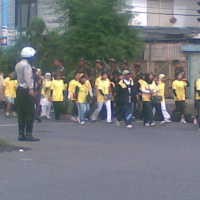 Simpatisan Golkar Kuningkan Jalan Raya