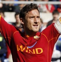 Sepasang Penalti Totti Menangkan Roma