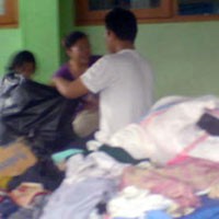 Warga Bukan Korban Ikut Berburu Bantuan Baju Bekas