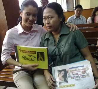 Marcella Zalianty Dikunjungi Penggemar