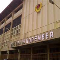 Pria Misterius Naik Menara Stadion Tambaksari Hebohkan Warga