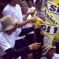 Relawan Aa Bandung Sapu Bersih Atribut Parpol