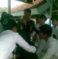 Seorang Perempuan yang Diduga Keluarga Korban Jatuh Pingsan