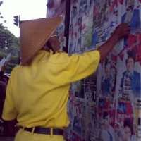 Sariban Ikut Panwaslu Tertibkan Atribut Parpol